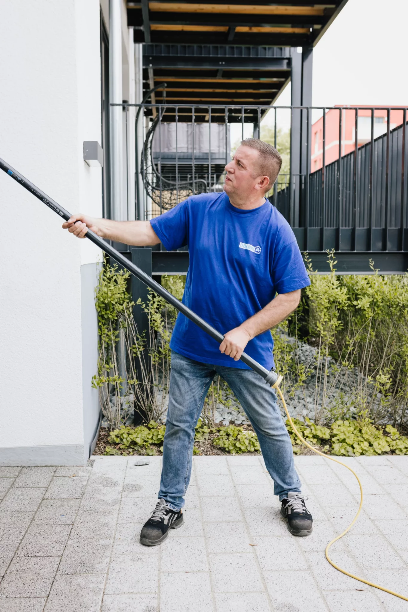 Fensterputzer durch die DOLNIK Gebäudeservice GmbH