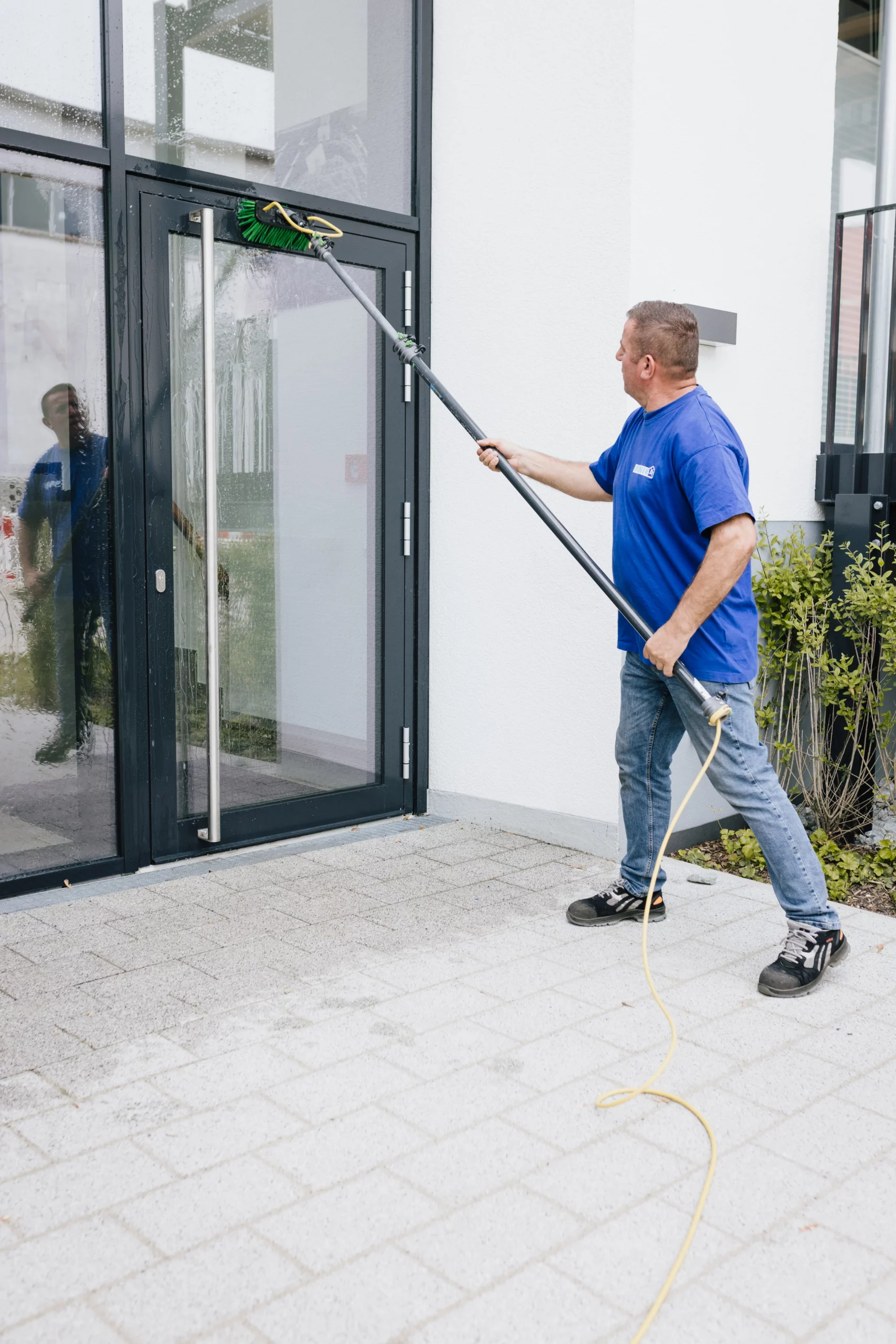 Fensterreinigung durch die DOLNIK Gebäudeservice GmbH